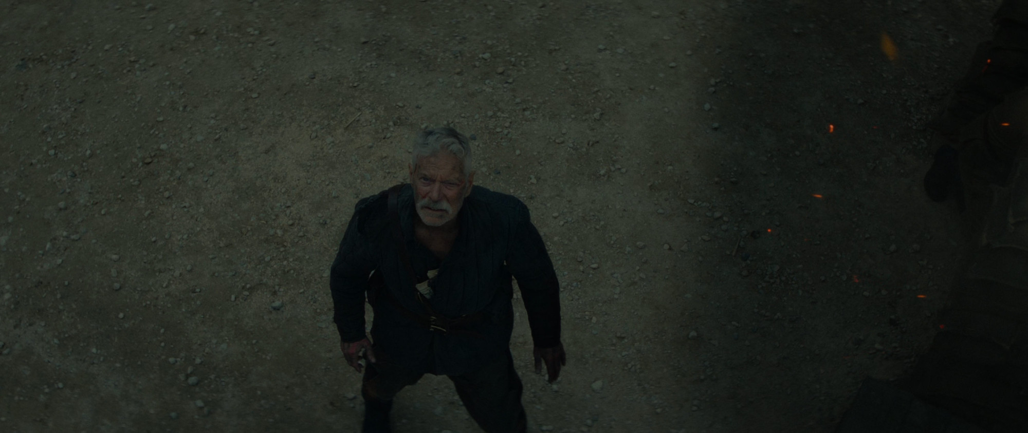 Стивен Лэнг, наблюдая за одной из самых безумных сцен в фильме: «я видел эту дичь в сценарии, но в живую все равно охренел»